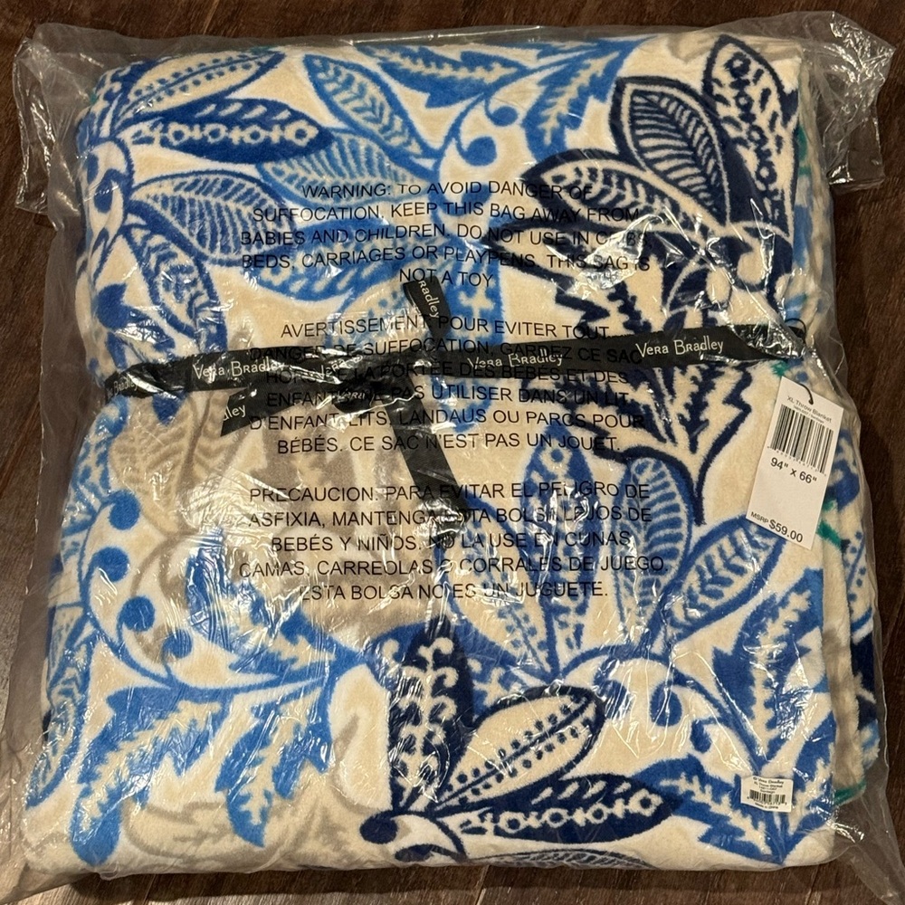 NIB Vera Bradley “Santiago” Retired Print Blue and White Leaf Pattern XL Blanket